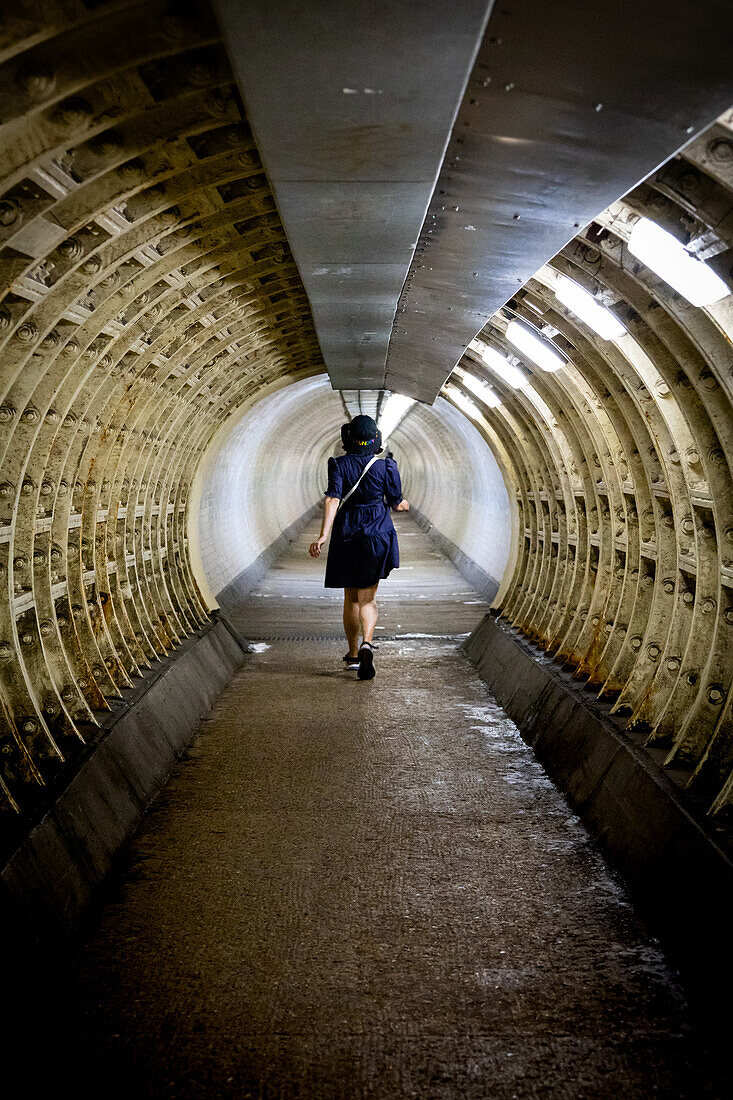 Frau zu Fuß durch den Fußtunnel von Greenwich, Greenwich, London, England, Vereinigtes Königreich, Europa