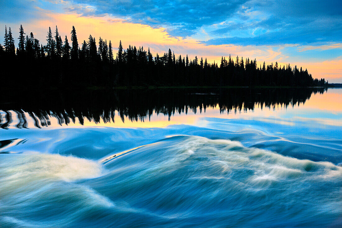 Kanada, Manitoba, Pisew Falls Provincial Park. Grass River und Waldreflexionen