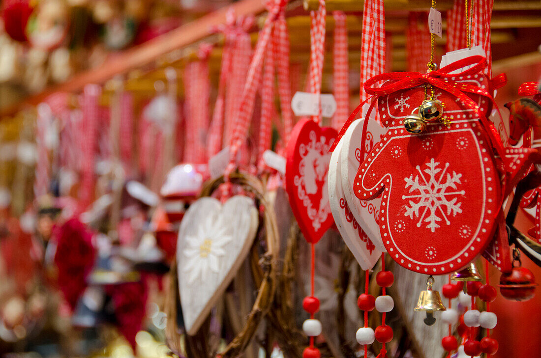 Frankreich, Elsass, Colmar. Weihnachtsmarkt in der historischen Stadt Colmar, festliche Dekorationen.