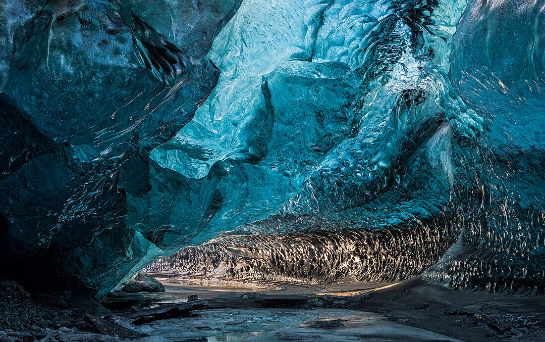 Gletscherhöhle im Breidamerkurjoekull-Gletscher im Vatnajoekull-Nationalpark. Eingang zur Eishöhle Europa, Nordeuropa, Island, Februar ()