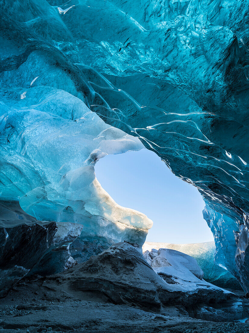 Eishöhle im Gletscher Breidamerkurjokull im Vatnajökull-Nationalpark. Eintritt in die Eishöhle.