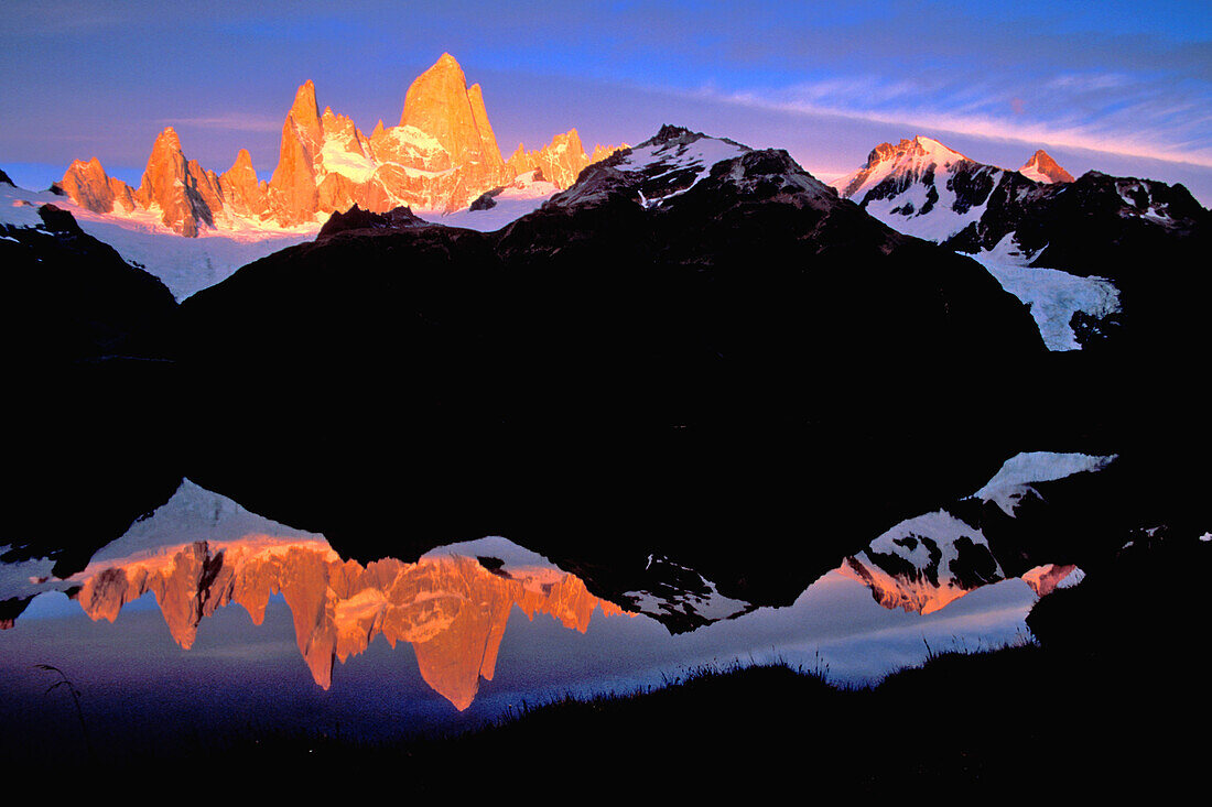 SA, Argentinien, Nationalpark Los Glaciares, Monte Fitz Roy; Fitz Roy-Gruppe spiegelt sich in Gletscherseen wider