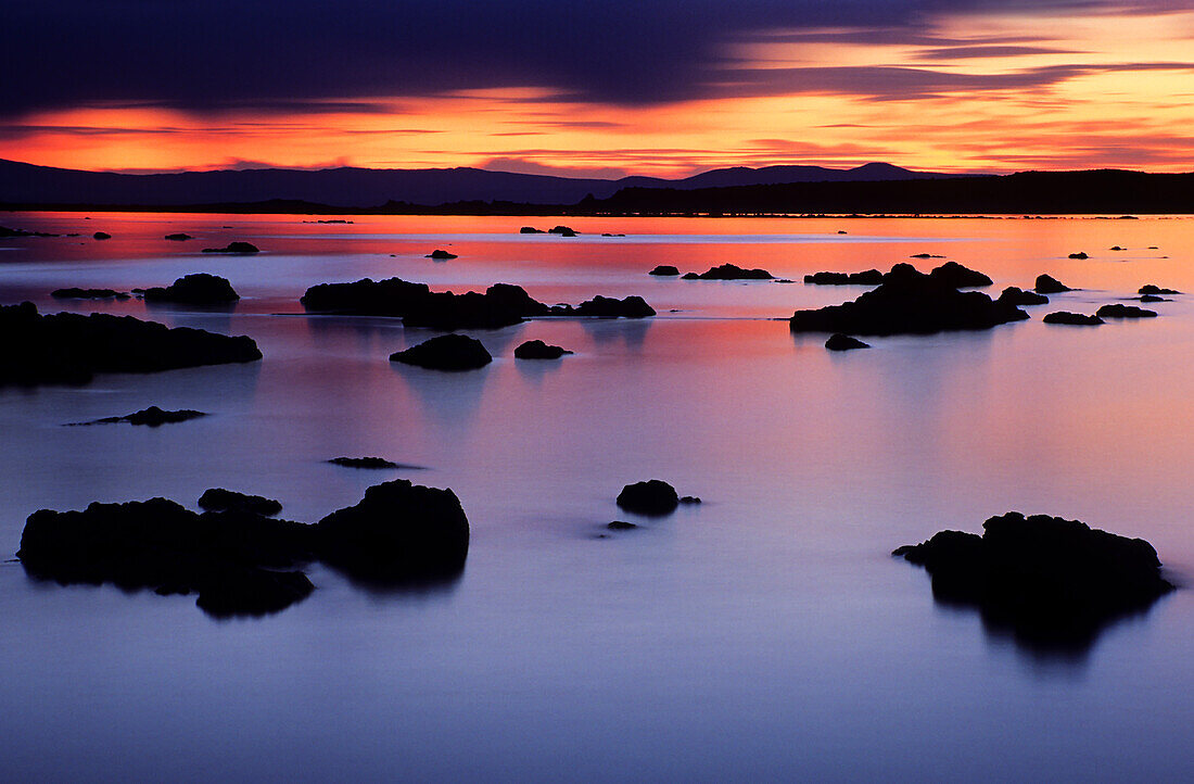 USA, Kalifornien, Lee Vining, Sonnenaufgang am schwarzen Punkt des Mono Lake