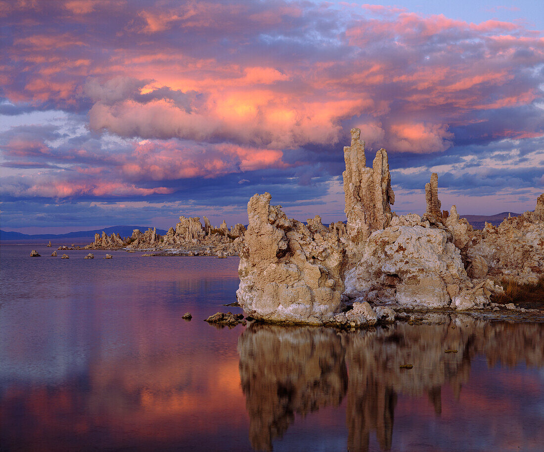 USA, Kalifornien, Berge der Sierra Nevada. Tuffformationen auf Mono Lake ()