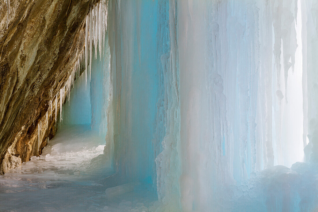 USA, Colorado, Gewehr-Gebirgspark. Eissäule in Kalksteinhöhle