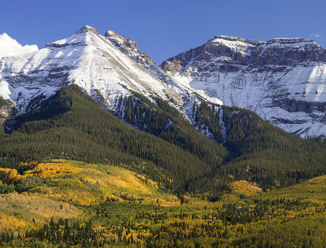 USA, Colorado, San-Juan-Berge. Berg- und Tallandschaft