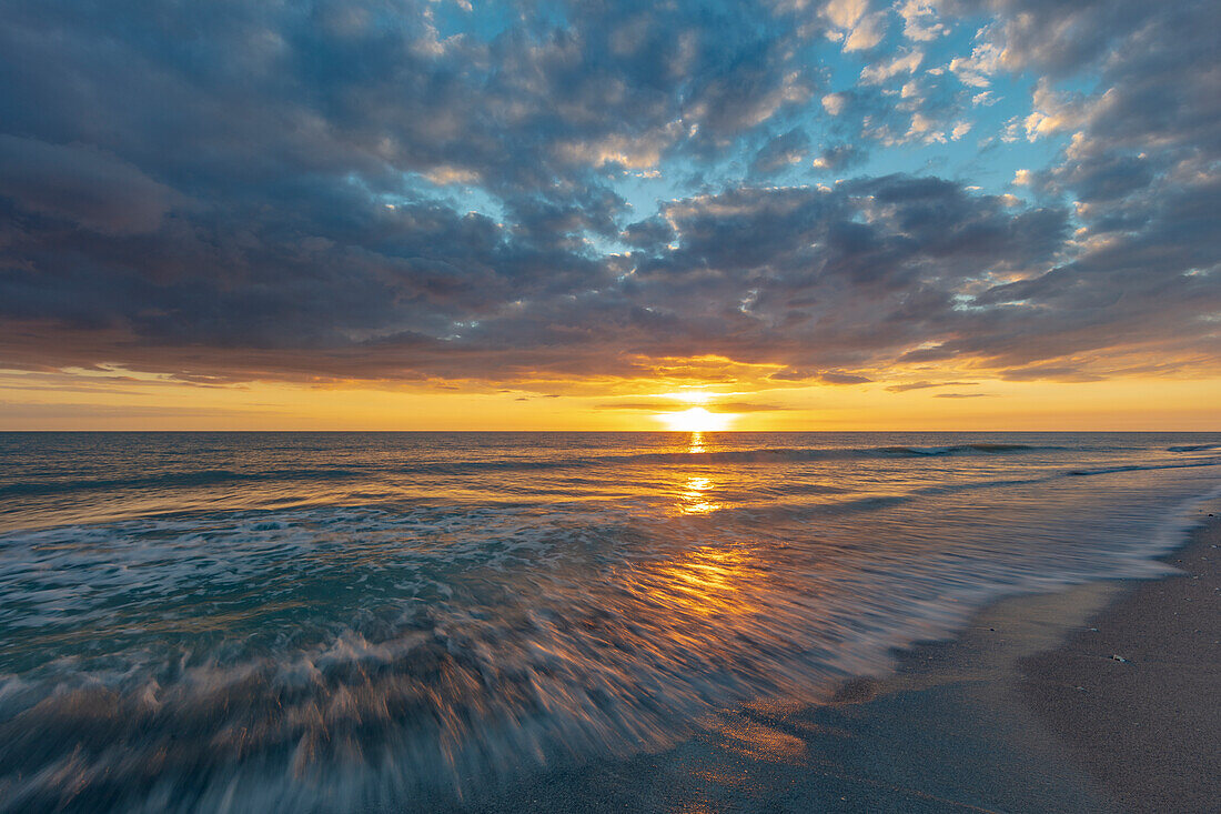 Sunset Wolken über dem Golf von Mexiko auf Sanibel Island in Florida, USA.