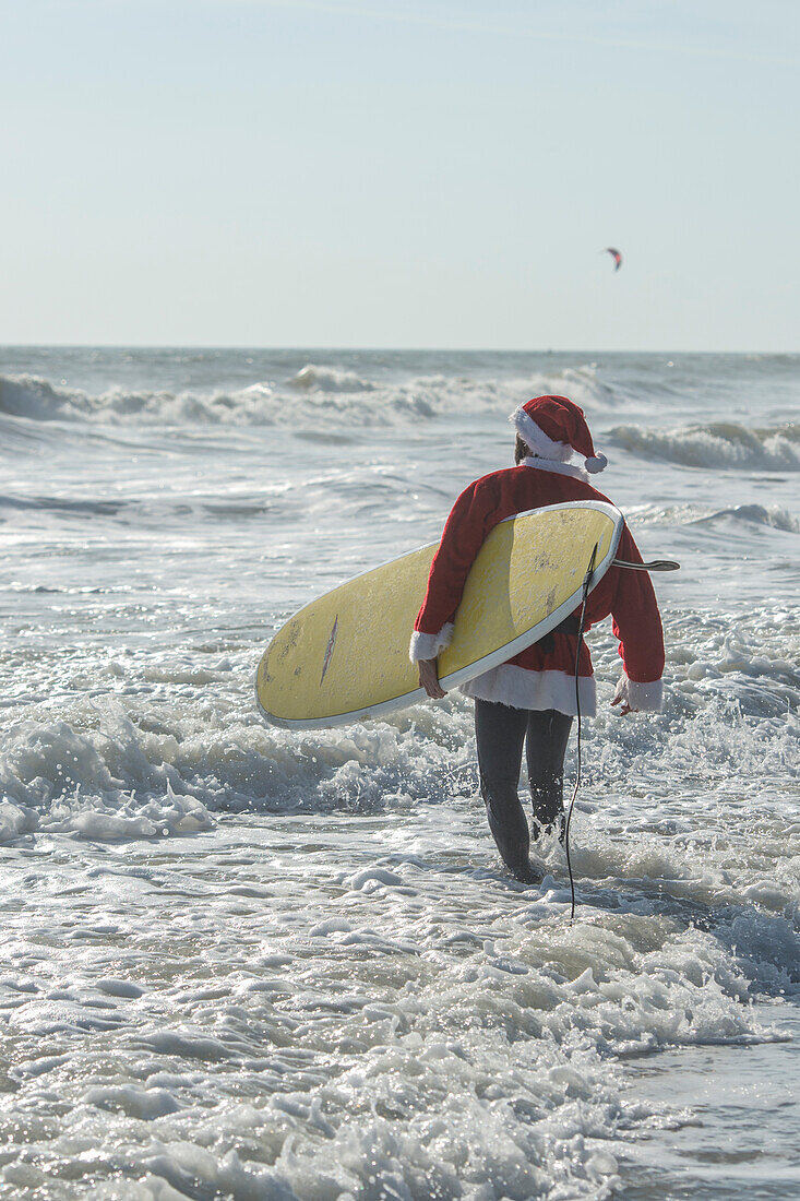 Surfende Weihnachtsmänner, Surfbretter, Cocoa Beach, Florida, USA