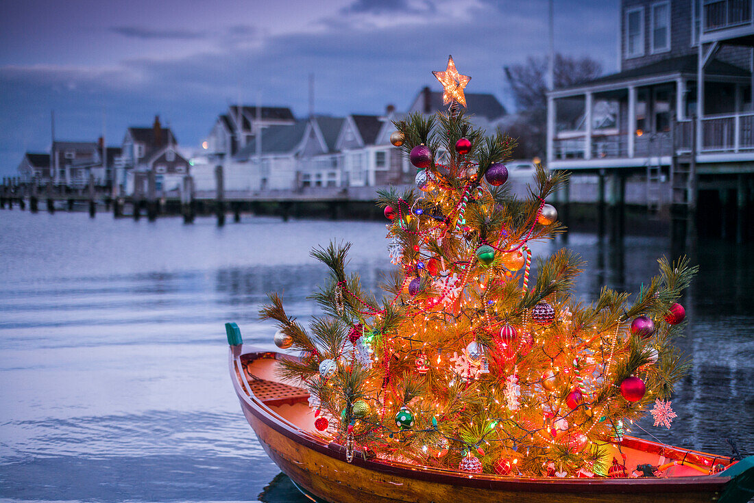 USA, Massachusetts, Nantucket-Insel. Nantucket Town, kleiner Dory mit Weihnachtsbaum.