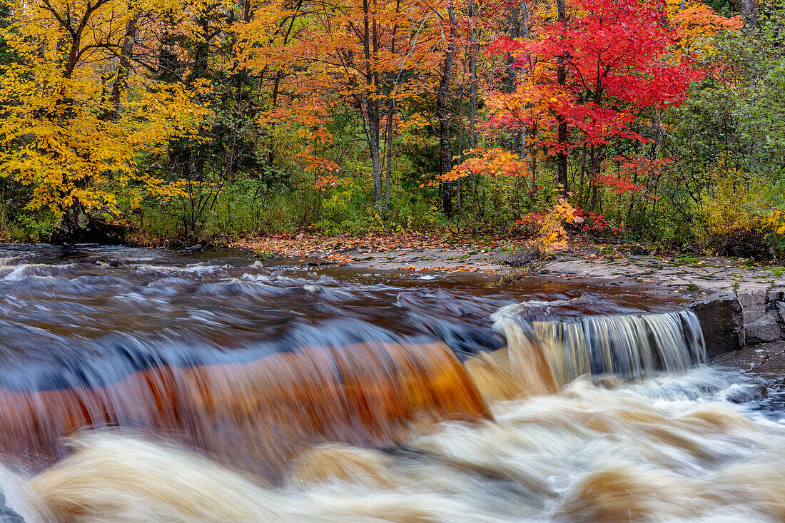 Sturgeon River im Herbst in der Nähe von Alberta auf der oberen Halbinsel von Michigan, USA