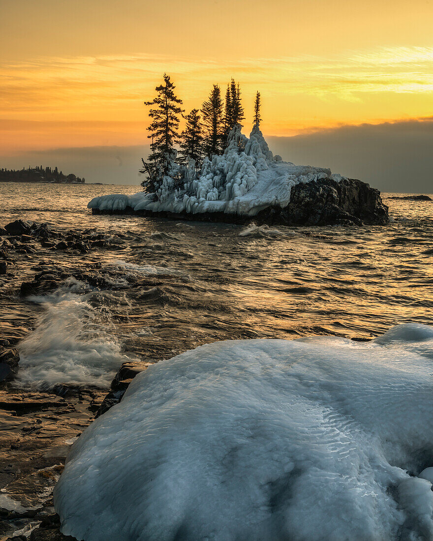 USA, Minnesota, Oberer See. Seeeis bei Sonnenaufgang