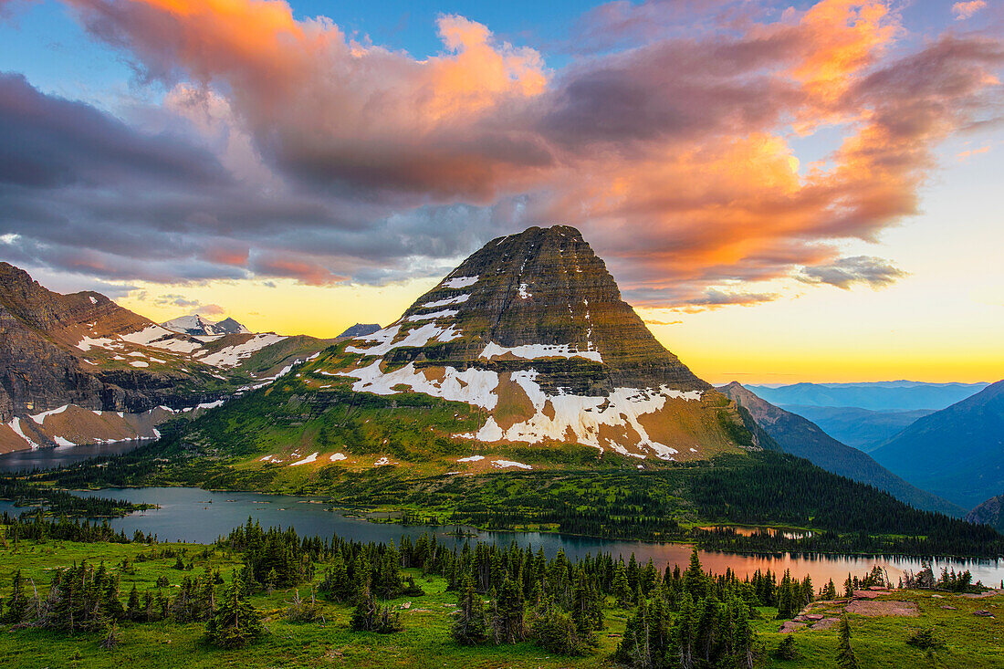 USA, Montana, Glacier-Nationalpark. Bear Hat Mountain und Hidden Lake bei Sonnenuntergang
