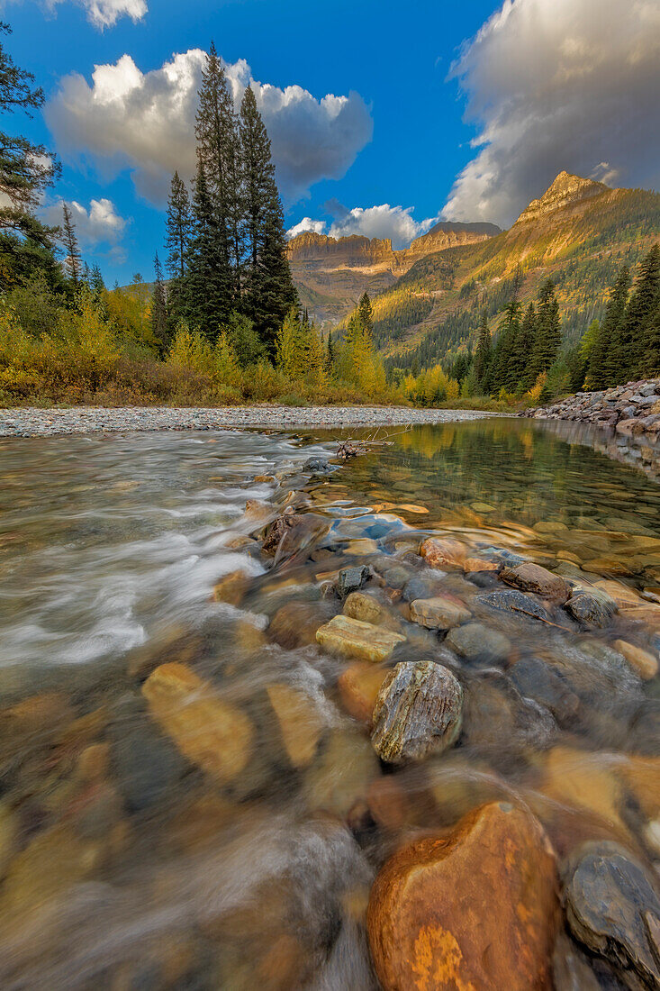 McDonald Creek mit der Gartenmauer im Glacier National Park, Montana, USA ()