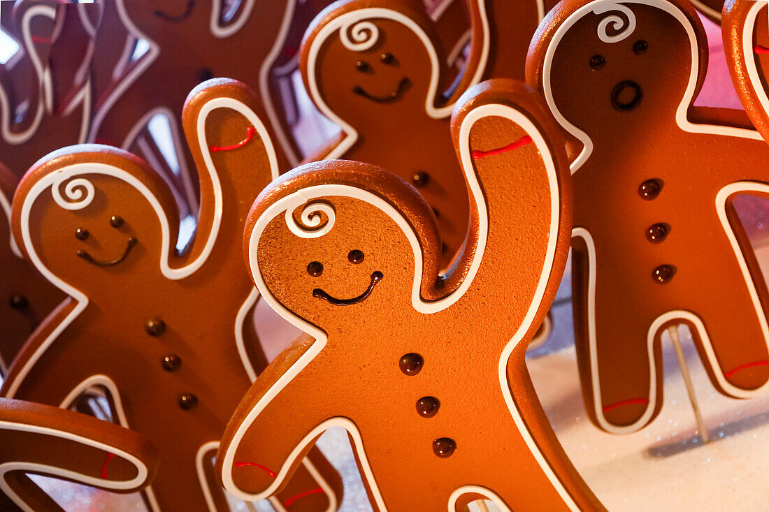 New York City, NY, USA. Gingerbread men wave hello in a Holiday window display on 5th Avenue.