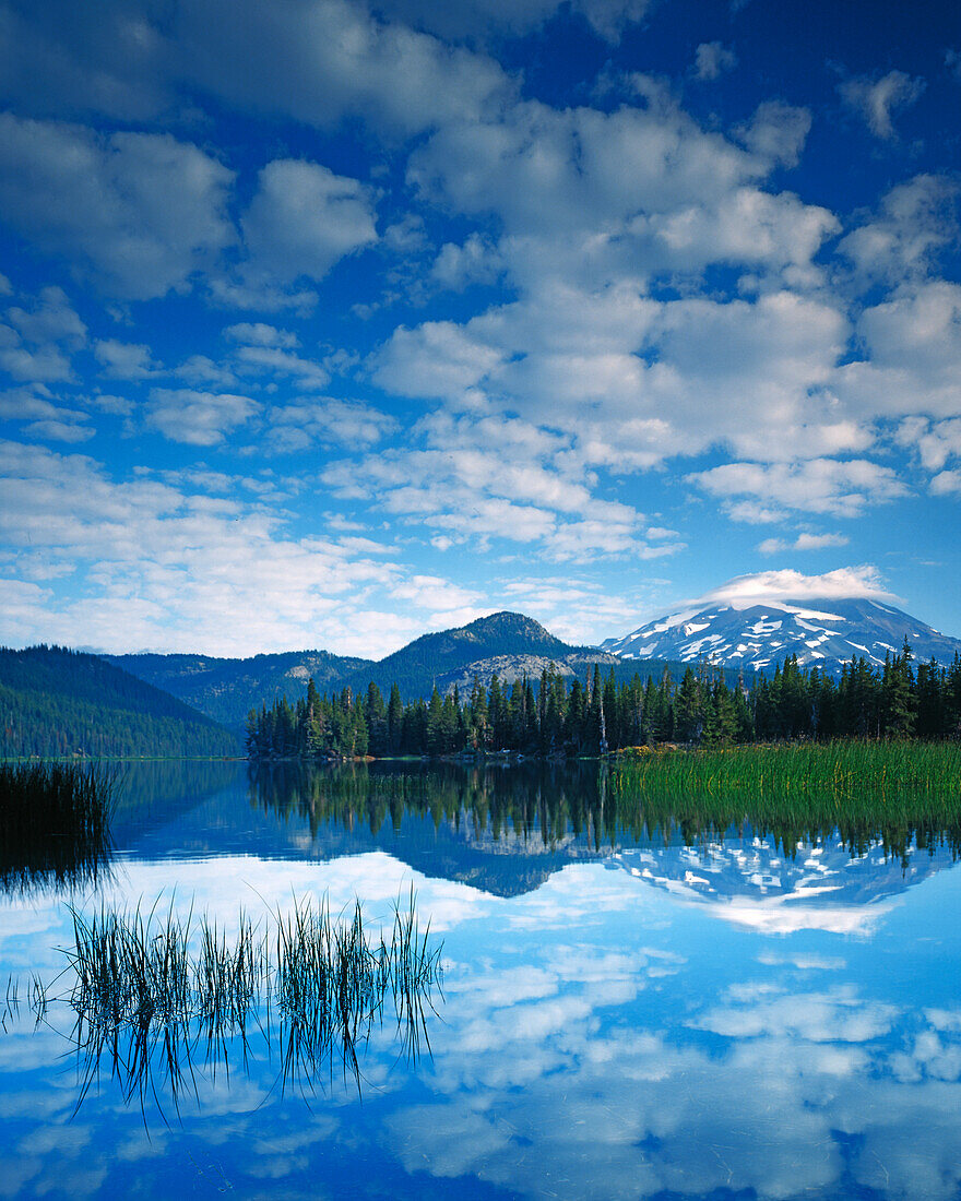 USA, Oregon, Deschutes National Forest, South Sister spiegelt sich in Sparks Lake