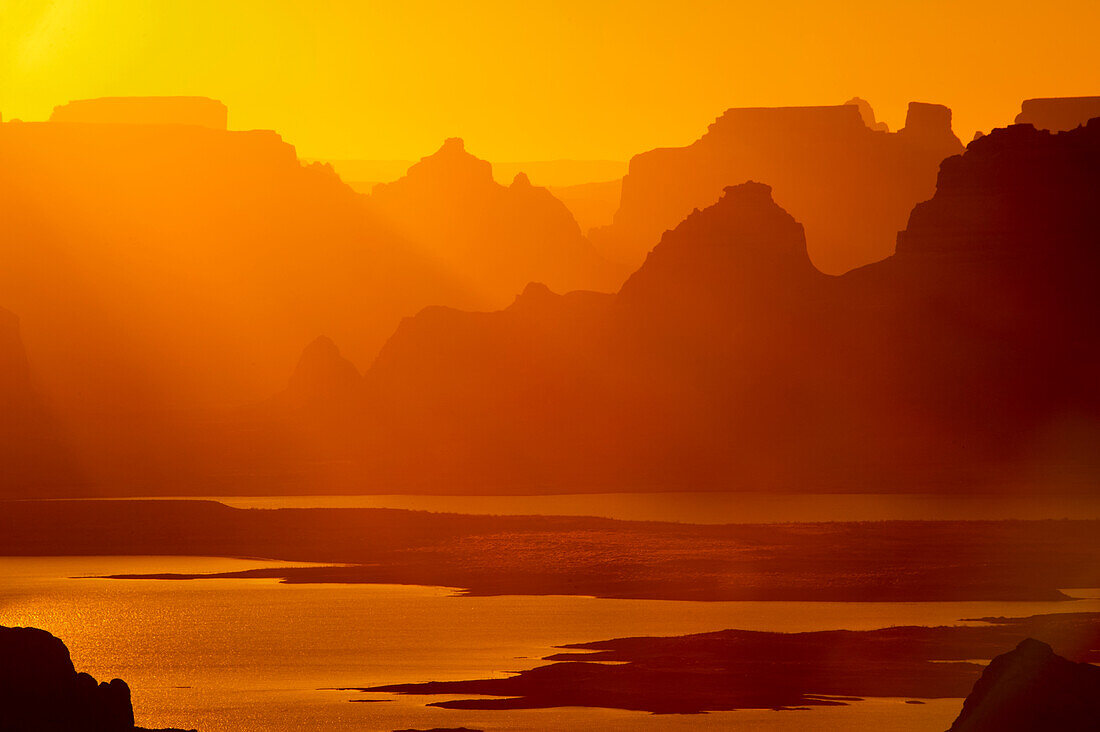 USA, Utah, Glen Canyon National Recreation Area. Blick vom Alstom Point Overlook, Sonnenaufgang über Dominguez Butte und Lake Powell.