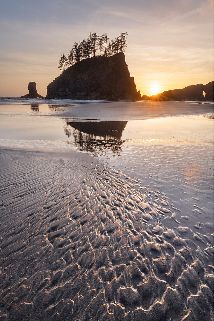 Zweiter Strand bei Sonnenuntergang, Olympic National Park in der Nähe von La Push, US-Bundesstaat Washington