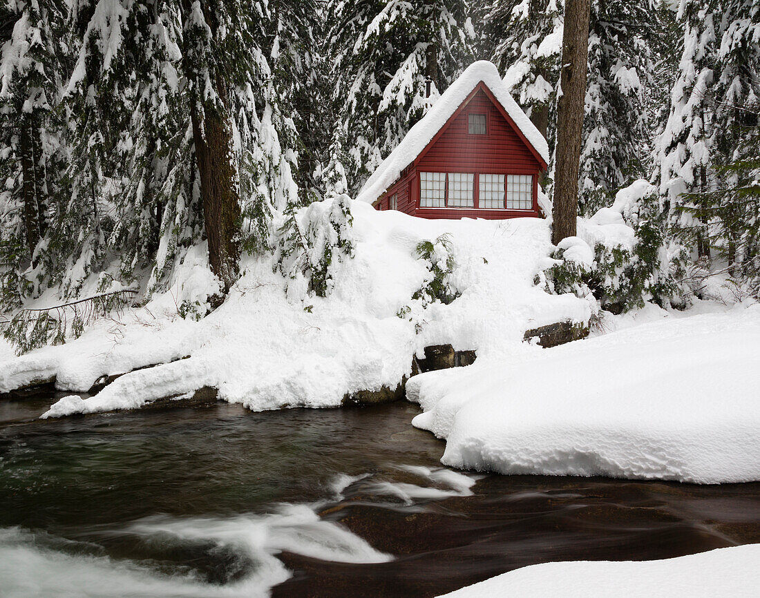 USA, Washington, Mount Baker Snoqualmie National Forest, Mountain cabin, South Fork Snoqualmie River.