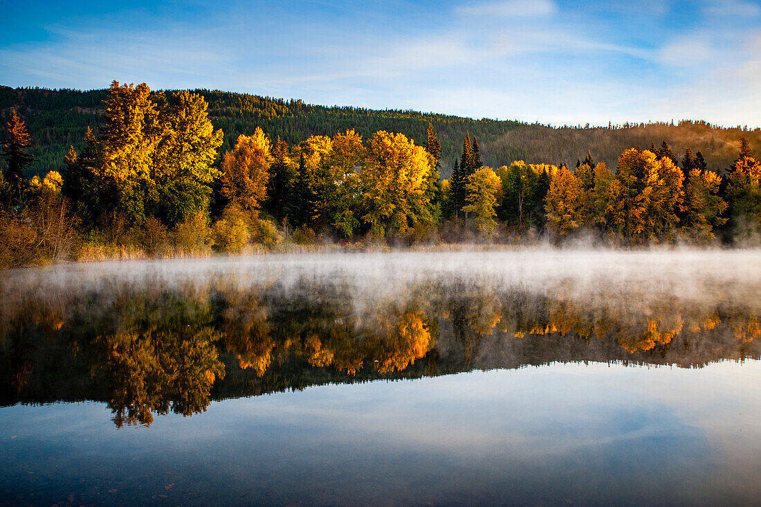 USA, Staat Washington, Cle Elum. Herbstfarben an einem Teich im Zentrum von Washington.
