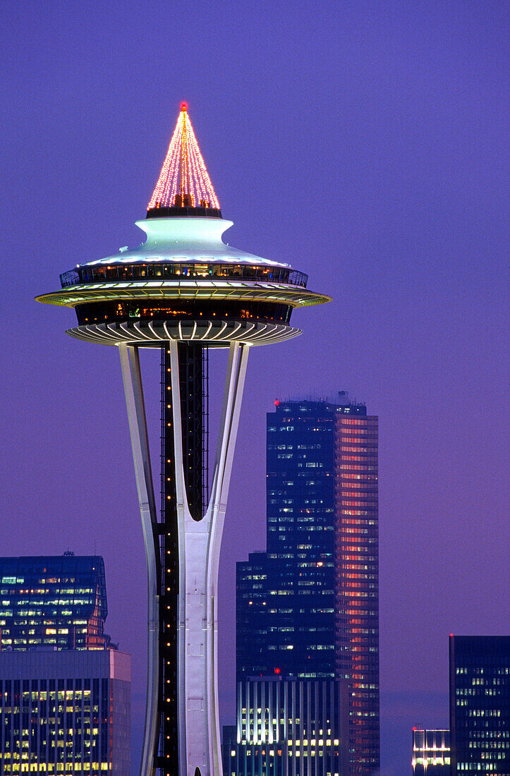 Die Space Needle, geschmückt mit Weihnachtsbeleuchtung, Seattle, Washington