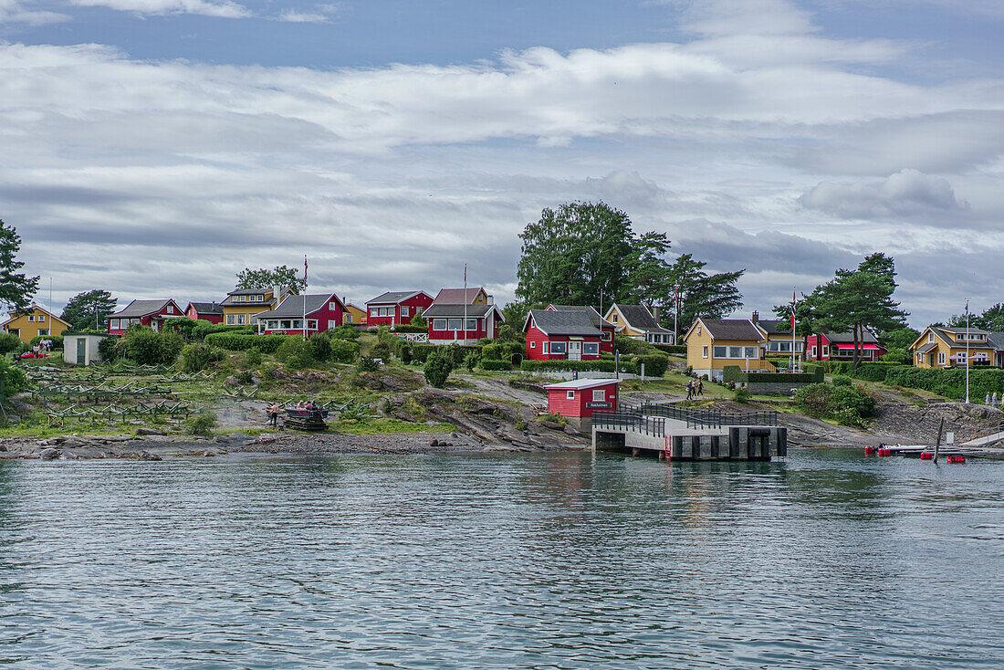 Wochenendhäuser auf den Inseln im Oslofjord vor Oslo, Norwegen.