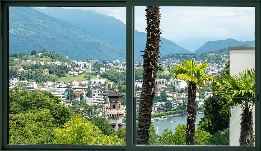 Fenster über die Stadt Lugano und den See mit Berg in Lugano, Luganersee, Tessin in der Schweiz.