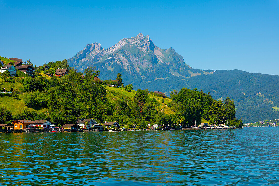 Berggipfel Pilatus und Vierwaldstättersee an einem sonnigen Sommertag in Luzern, Schweiz.