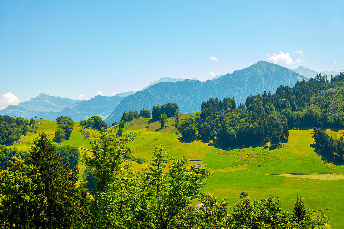 Schweizer Alpen, Bergkette mit klarem blauen Himmel in Bürgenstock, Nidwalden, Schweiz.
