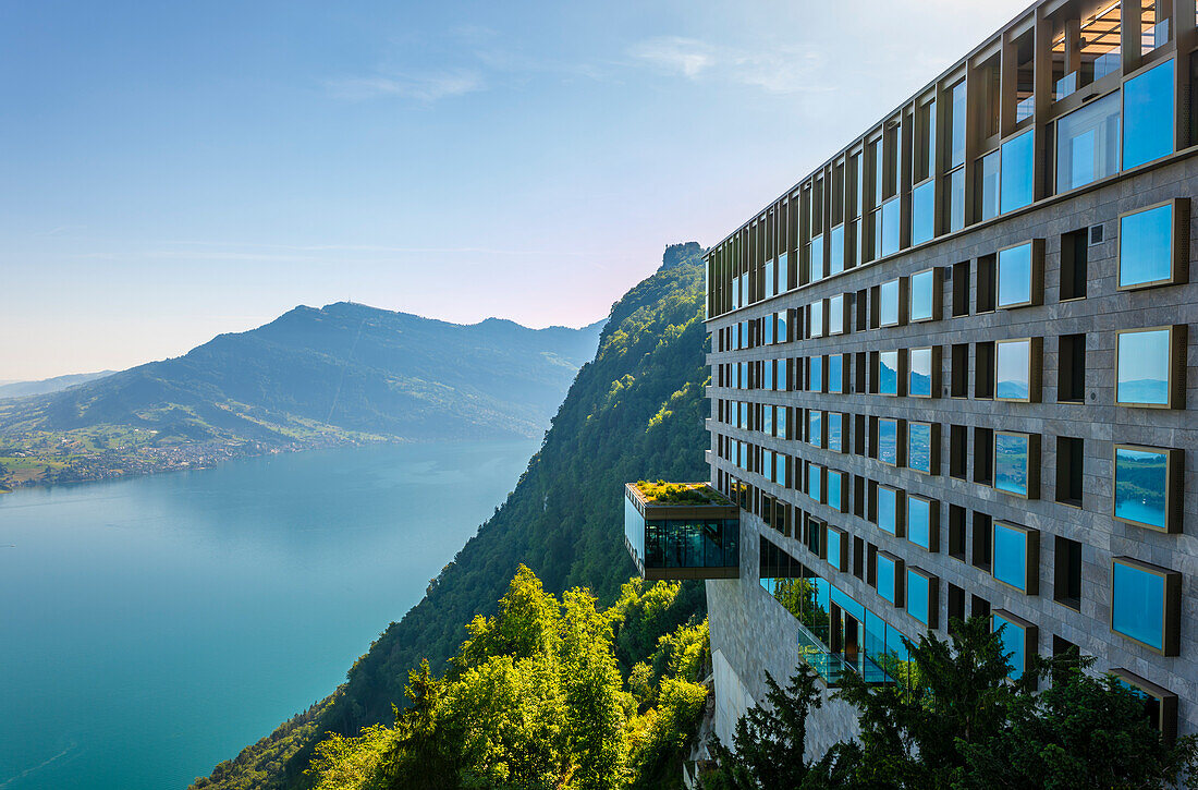 Hotel fünf Sterne Bürgenstock Resort über dem Vierwaldstättersee und den Bergen bei Sonnenschein in Bürgenstock, Nidwalden, Schweiz.