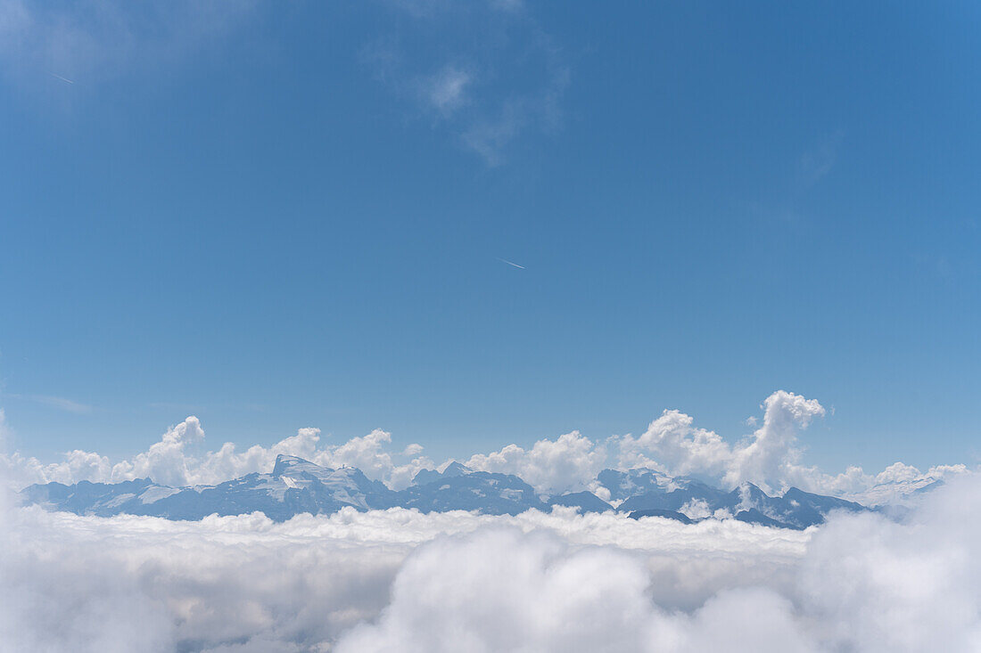 Blick auf die Gipfel im Berner Oberland von der Terrasse des Gasthofs Pilatus-Kulm, Schweizer Alpen, Kanton Luzern, Schweiz