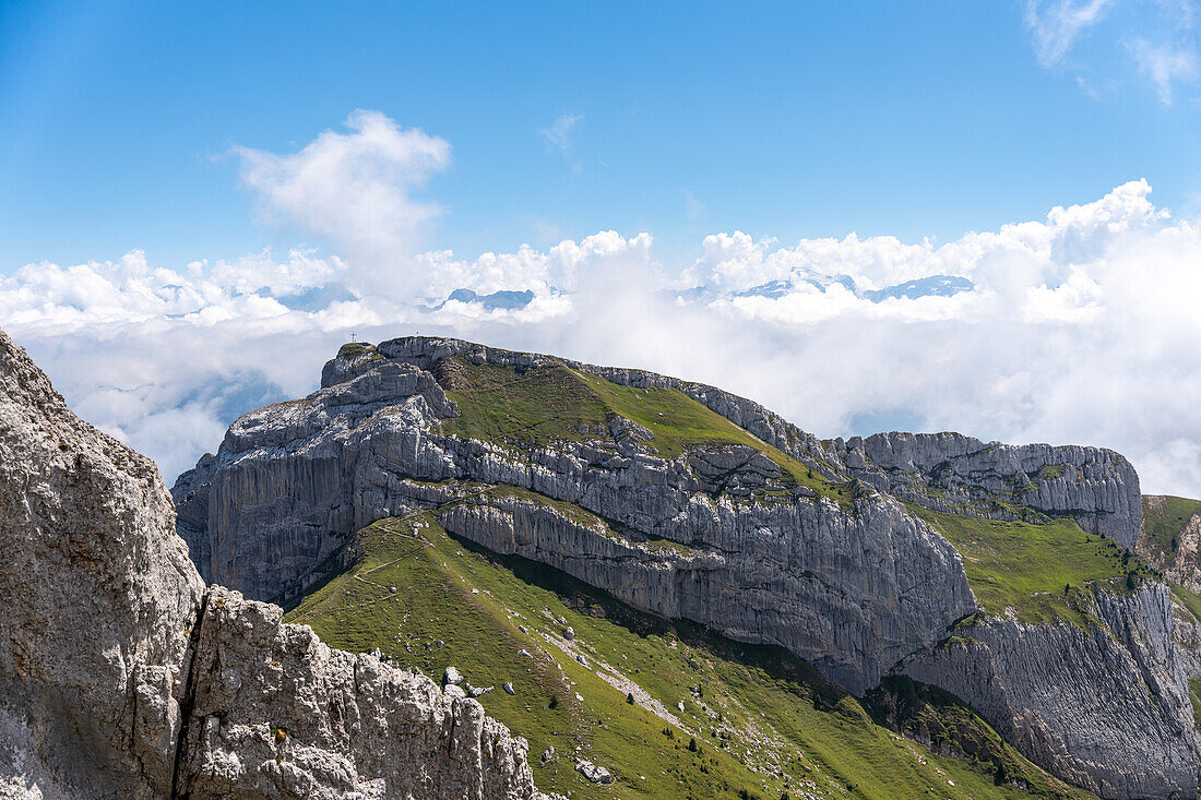Blick auf das Matthorn mit Gipfelkreuz, Schweizer Alpen, Kanton Luzern, Schweiz