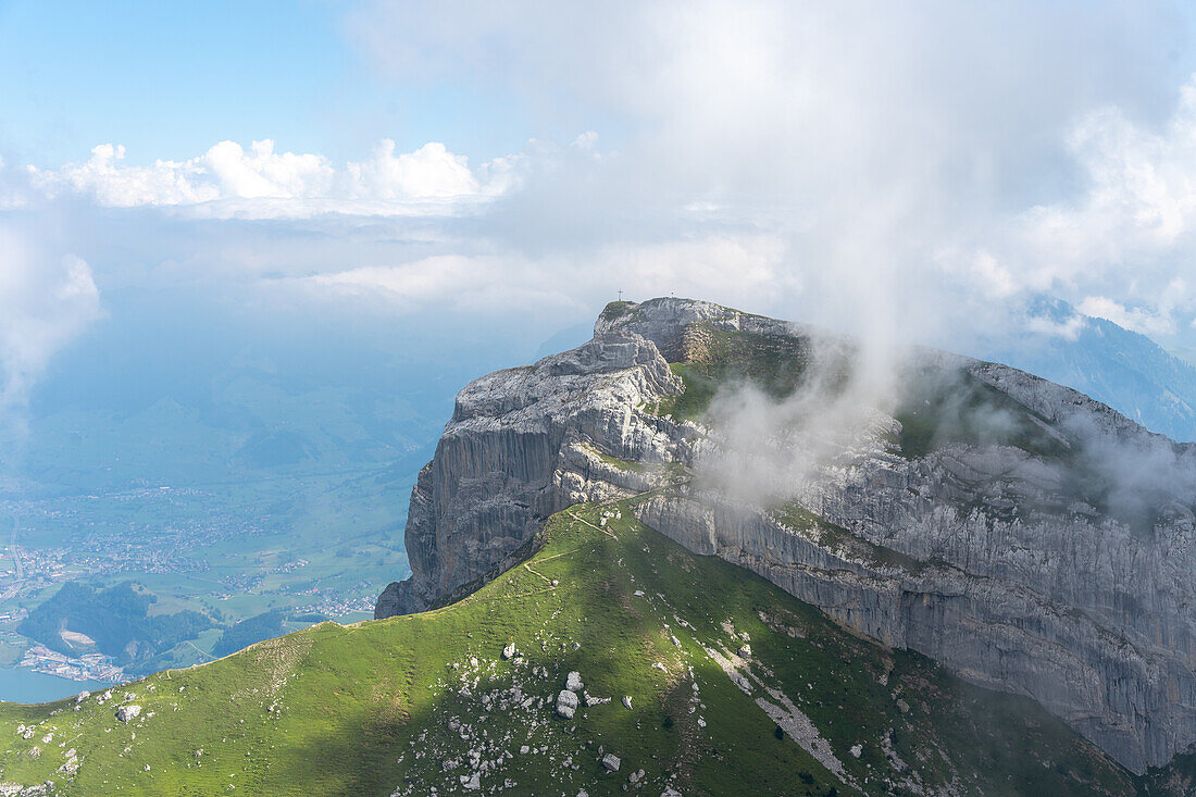 Blick auf das Matthorn mit Gipfelkreuz, Schweizer Alpen, Kanton Luzern, Schweiz