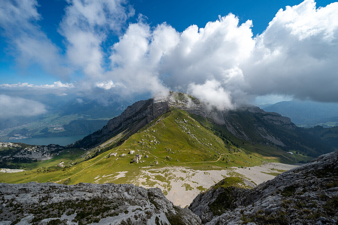 Blick auf das Matthorn mit Gipfelkreuz, Schweizer Alpen, Kanton Luzern, Schweiz