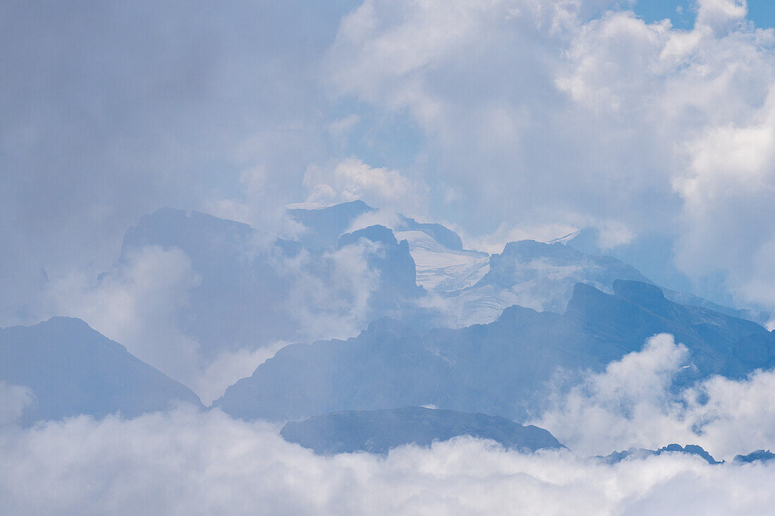 Blick auf die Gipfel im Berner Oberland von der Terrasse des Gasthofs Pilatus-Kulm, Schweizer Alpen, Kanton Luzern, Schweiz