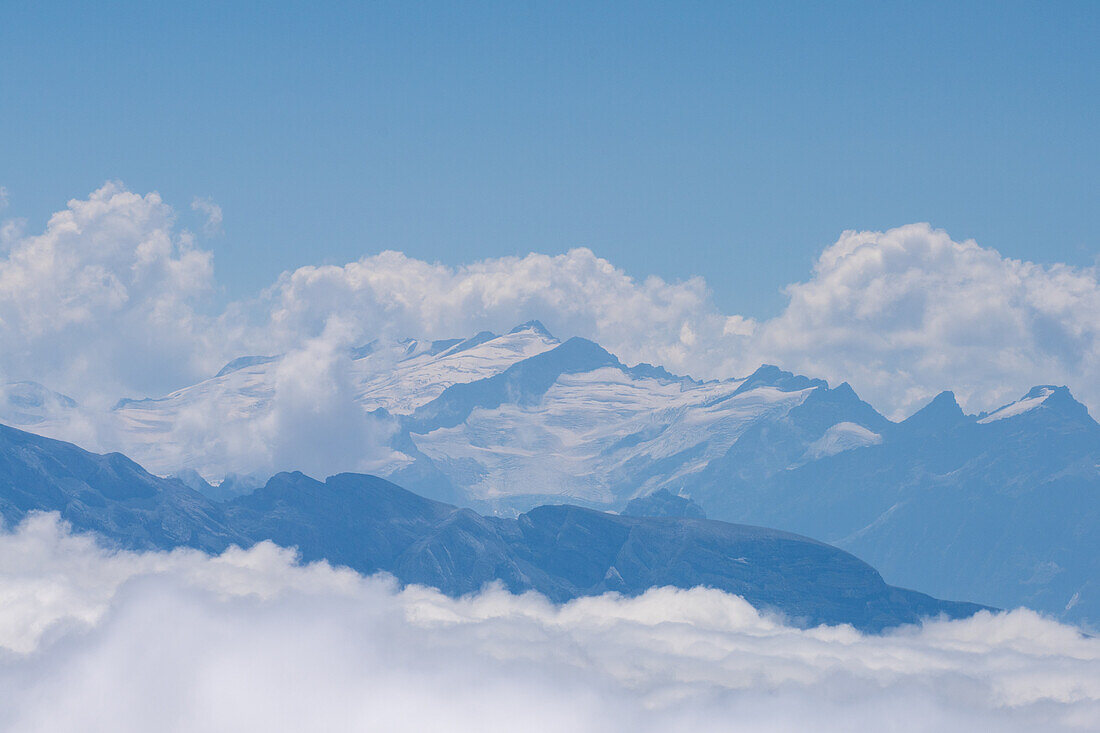 Blick auf die Gipfel im Berner Oberland von der Terrasse des Gasthofs Pilatus-Kulm, Schweizer Alpen, Kanton Luzern, Schweiz