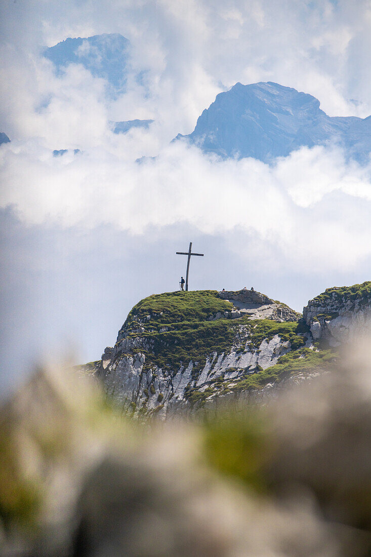 Blick auf das Matthorn mit Gipfelkreuz, Schweizer Alpen, Kanton Luzern, Schweiz