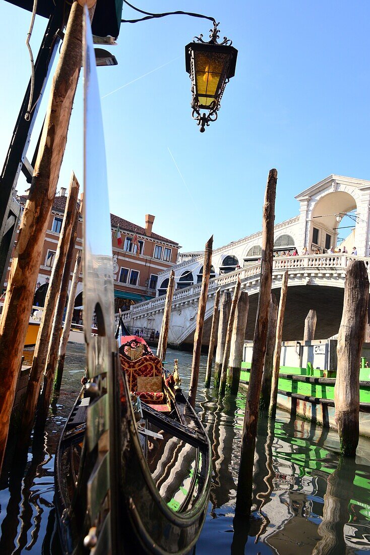 Gondel an der Rialtobrücke, Canale Grande, Venedig, Italien