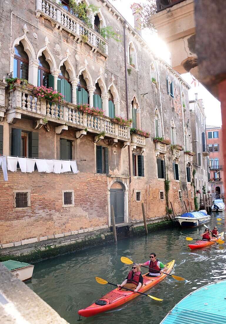 Kajakfahrer auf dem Kanal in Cannaregio, Venedig, Italien
