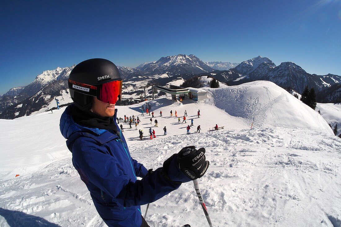 Skifahrer im Skigebiet Fieberbrunn, Winter in Tirol, Österreich