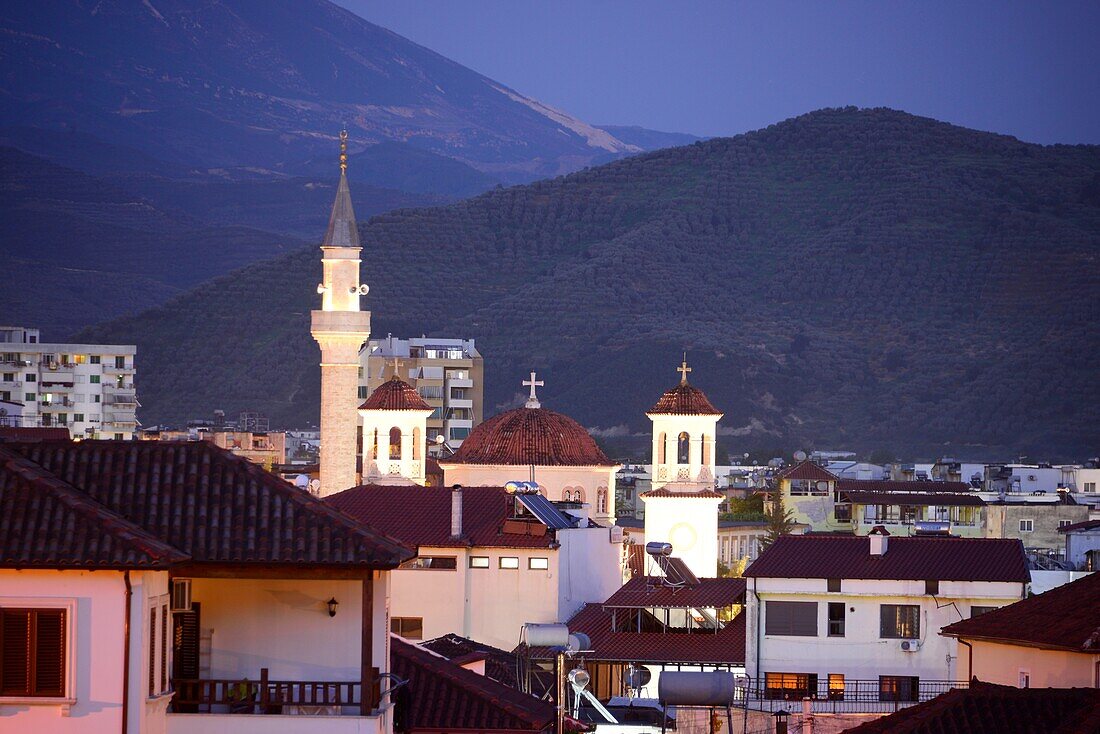 Kirche und Moschee im UNESCO-Weltkulturort Berat, Albanien