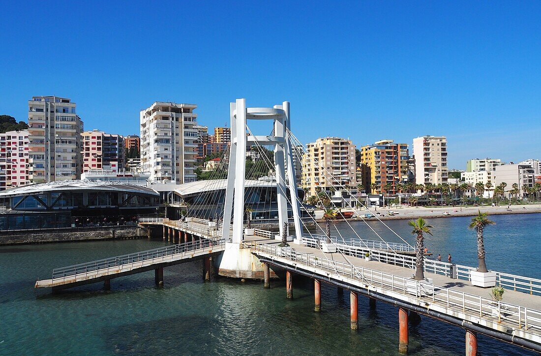 An der Meerespromenade der Hafenstadt Durres, Albanien