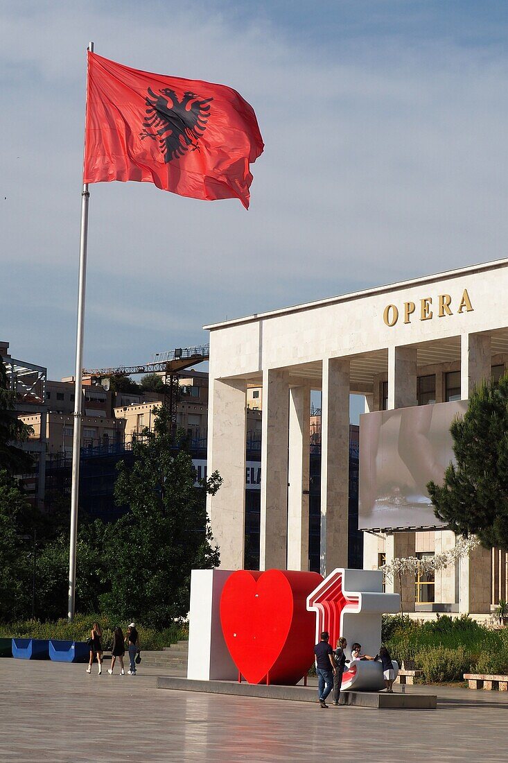Oper mit Flagge am Skanderbeg-Platz, Tirana, Albanien
