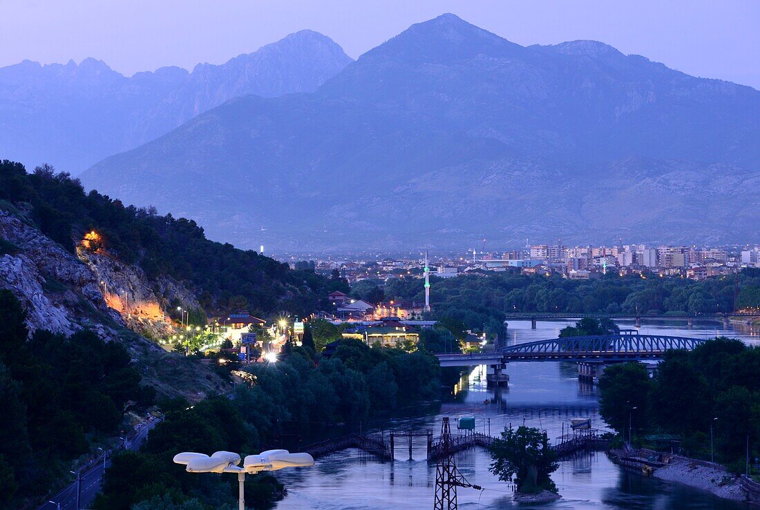 Landschaft mit Buna-Fluß bei Shkoder, Nord-Albanien