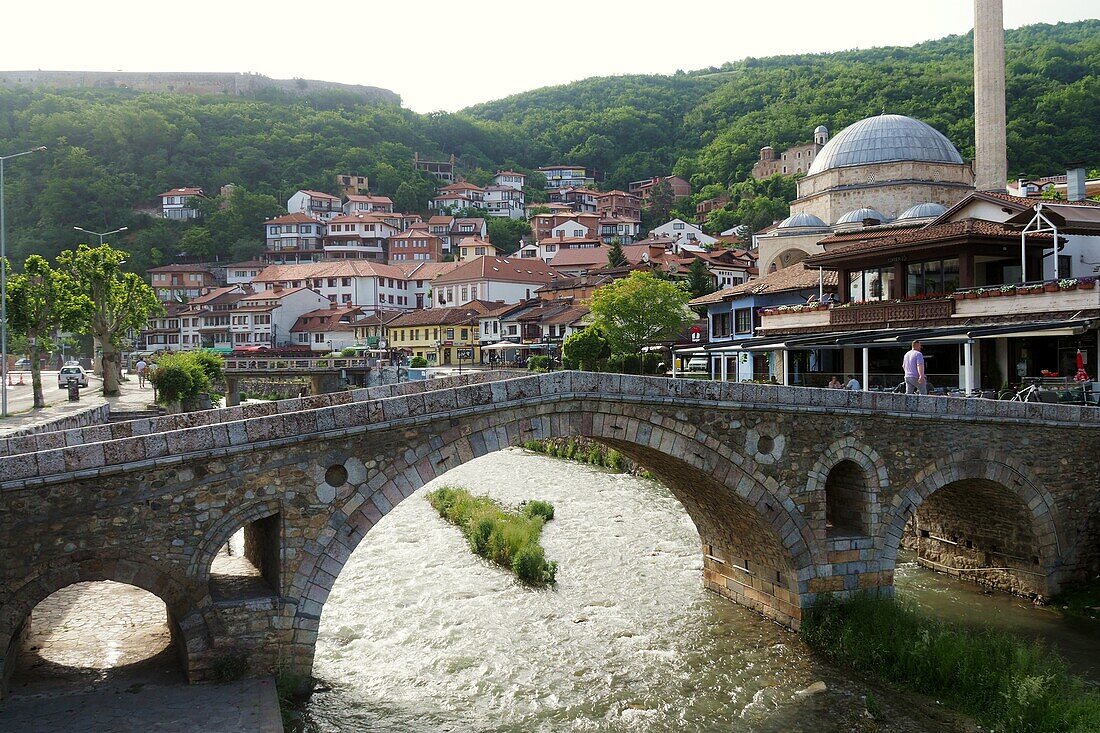Blick auf Prizren mit Altstadt und Sinan-Pasha-Moschee mit dem Lumbardhi-Fluß, Kosovo