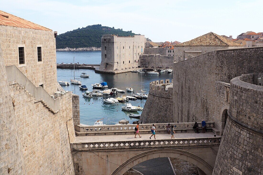 Alter Hafen von Dubrovnik vom Ploce Tor, Süd-Dalmatien, Kroatische Adriaküste, Kroatien