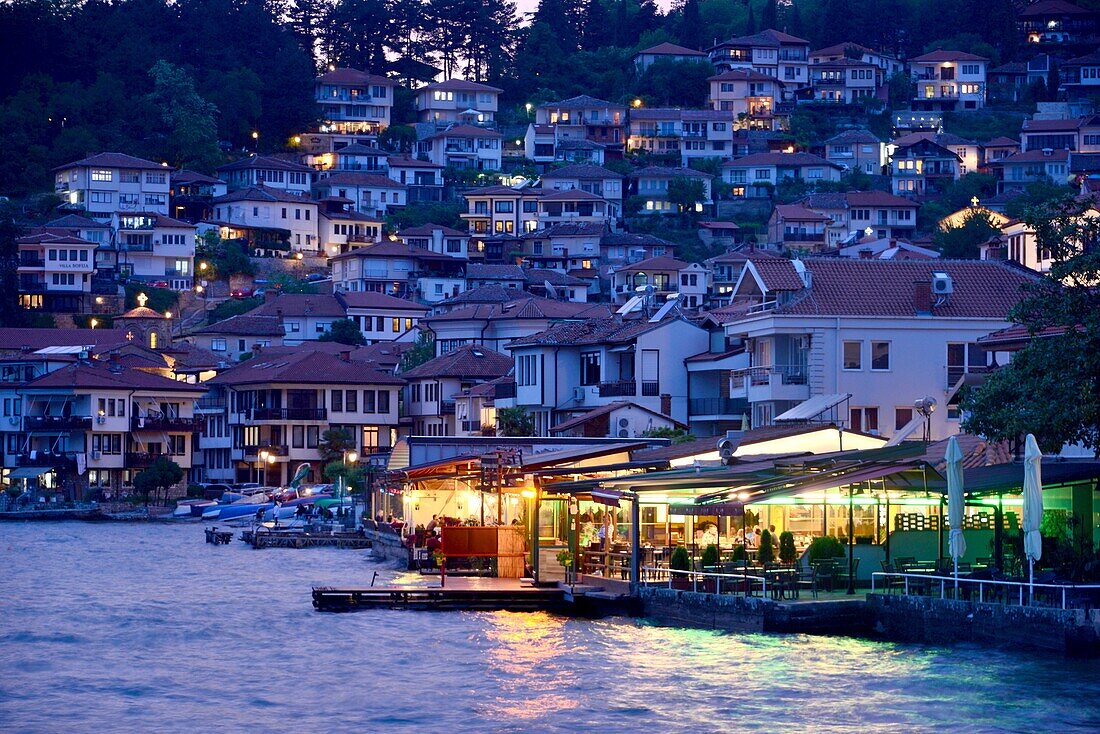 Abends am Ufer des Ohridsee in Ohrid, Nordmazedonien