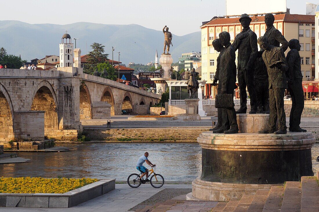 Am Vardar-Fluß mit der Kamen-Brücke in der Innenstadt, Hauptstadt Skopje, Nordmazedonien