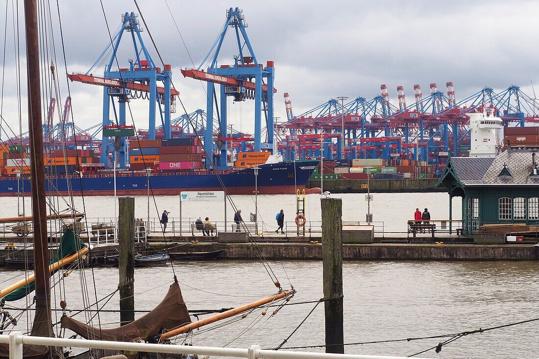 Blick vom Museumshafen Övelgönne über die Elbe zum Hafen, Hamburg, Deutschland