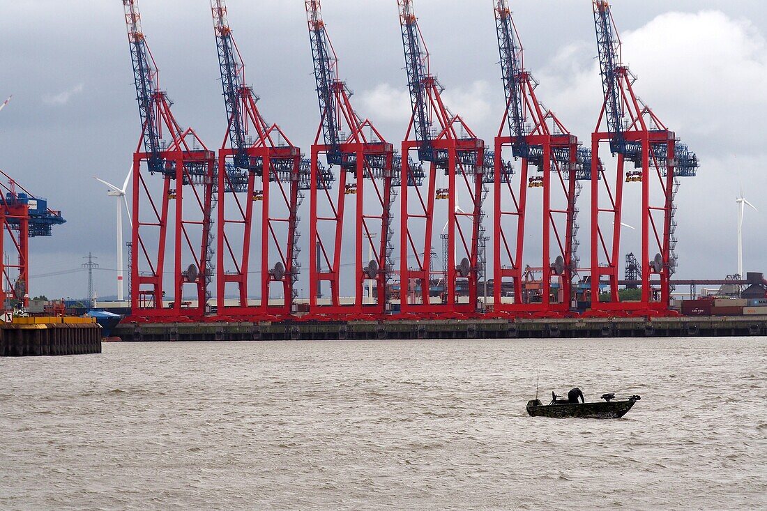 Blick von der Strandperle am Elbstrand bei Övelgönne über die Elbe zum Hafen, Hamburg, Deutschland