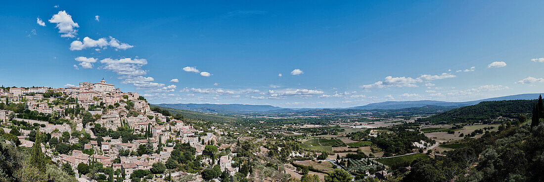 Sonniger blauer Himmel über Landschaft, Gordes, Frankreich